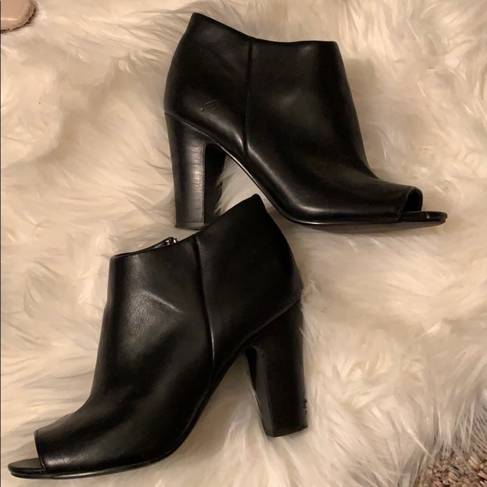 Nine West 6M Peep Toe Heeled Bootie Black